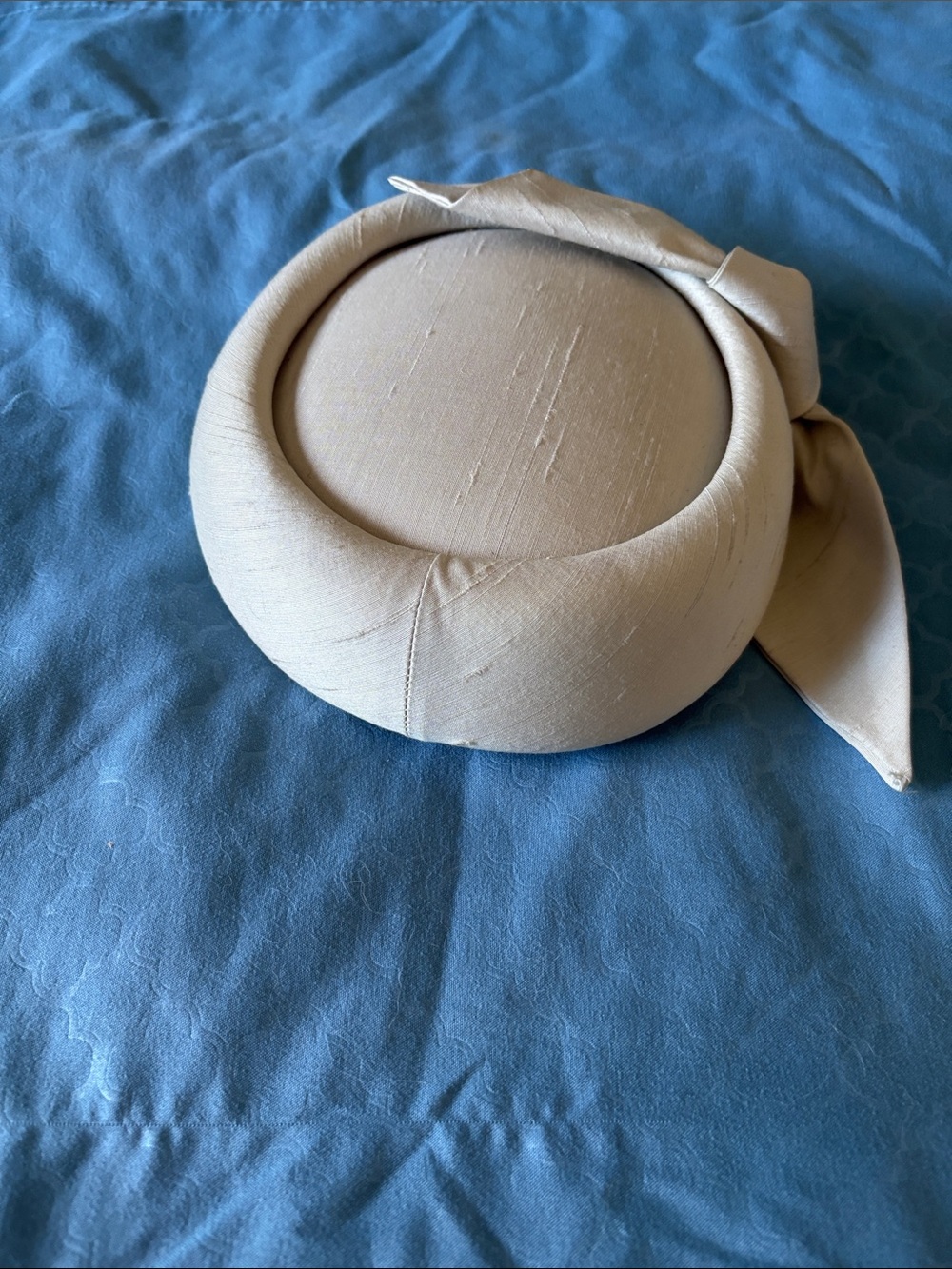 Vintage Women's Cream Pillbox Hat with Side Bow